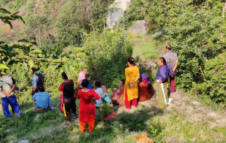 शव भेटिएको स्थानमा जम्मा भएका स्थानीय र प्रहरी। तस्बिरः अक्षर काका/सेतोपाटी